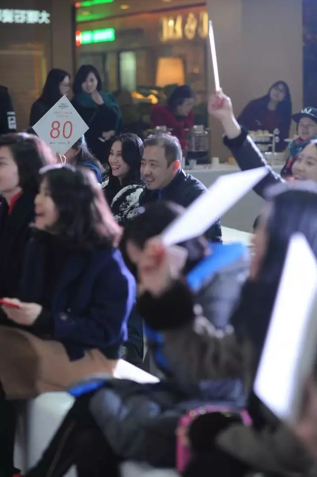 金瓦奖爱心书屋微公益(第二季) : 「独椅无二」12把爱心艺术椅成功义拍49490元